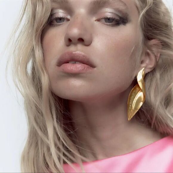 Gold leaf stud earrings A67 - Picture 1 of 6